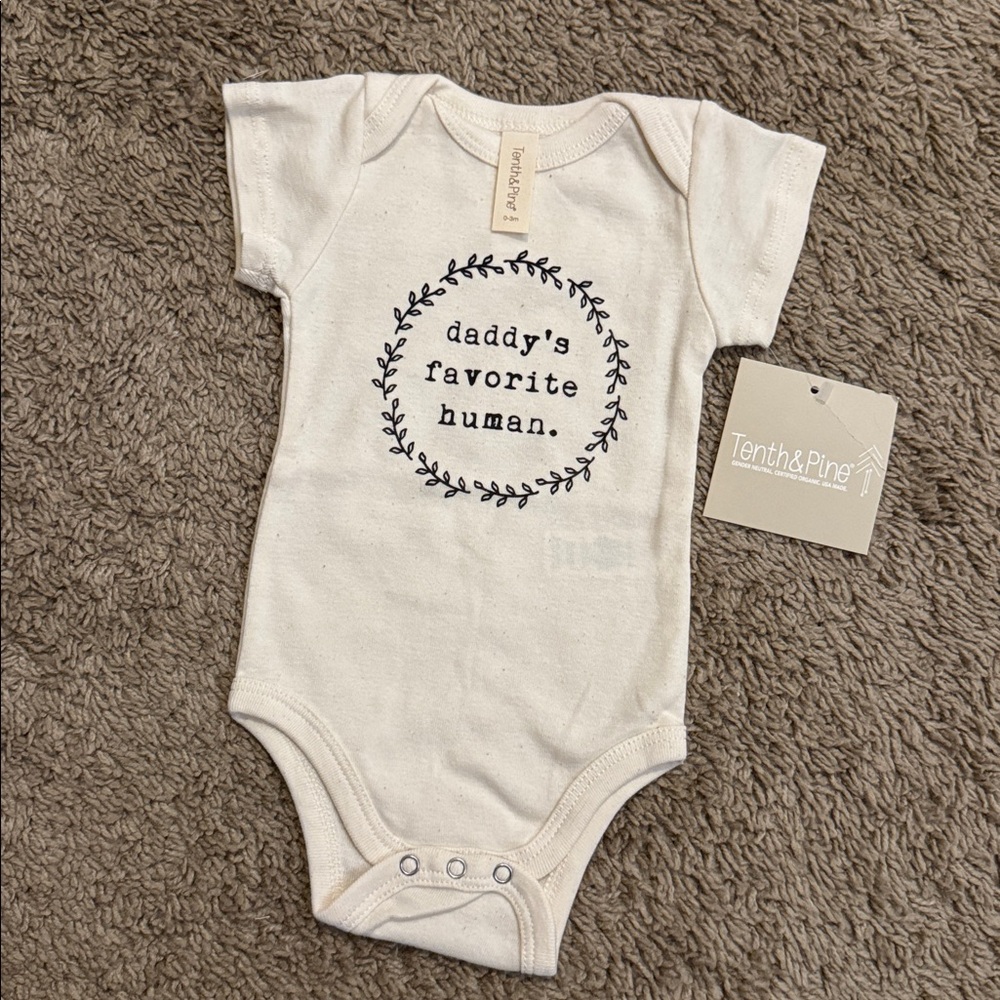 Tenth & Pine Daddy’s Favorite Human Short Sleeve Bodysuit